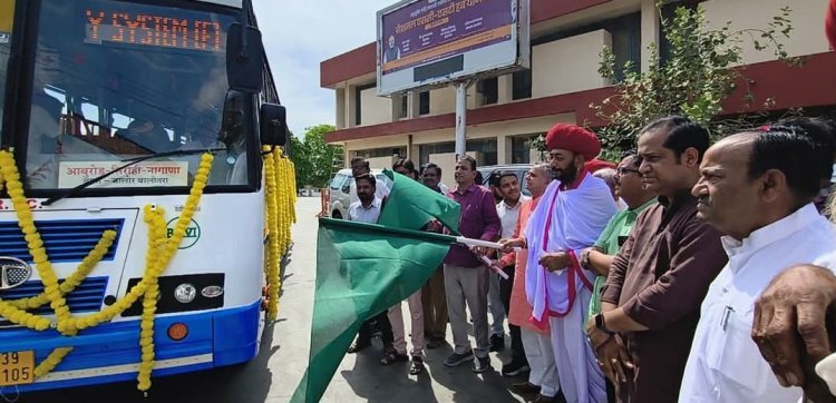 हरी झंडी दिखाकर बसों का शुभारम्भ किया