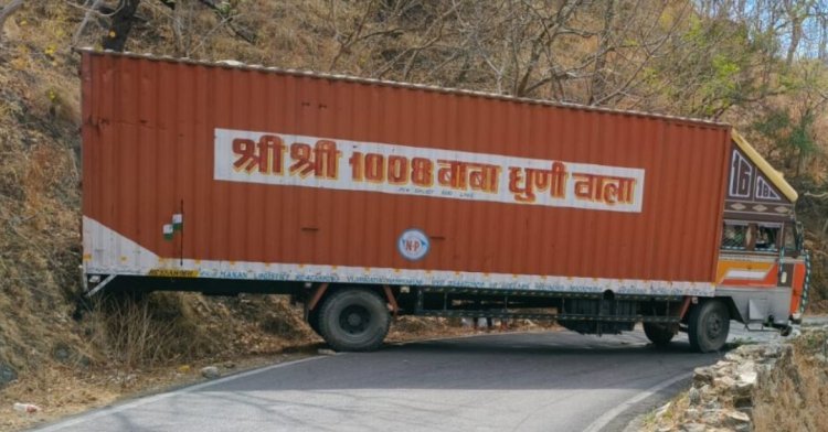 रास्ते में फसे ट्रेलर को हटा आवागमन किया सुचारु   