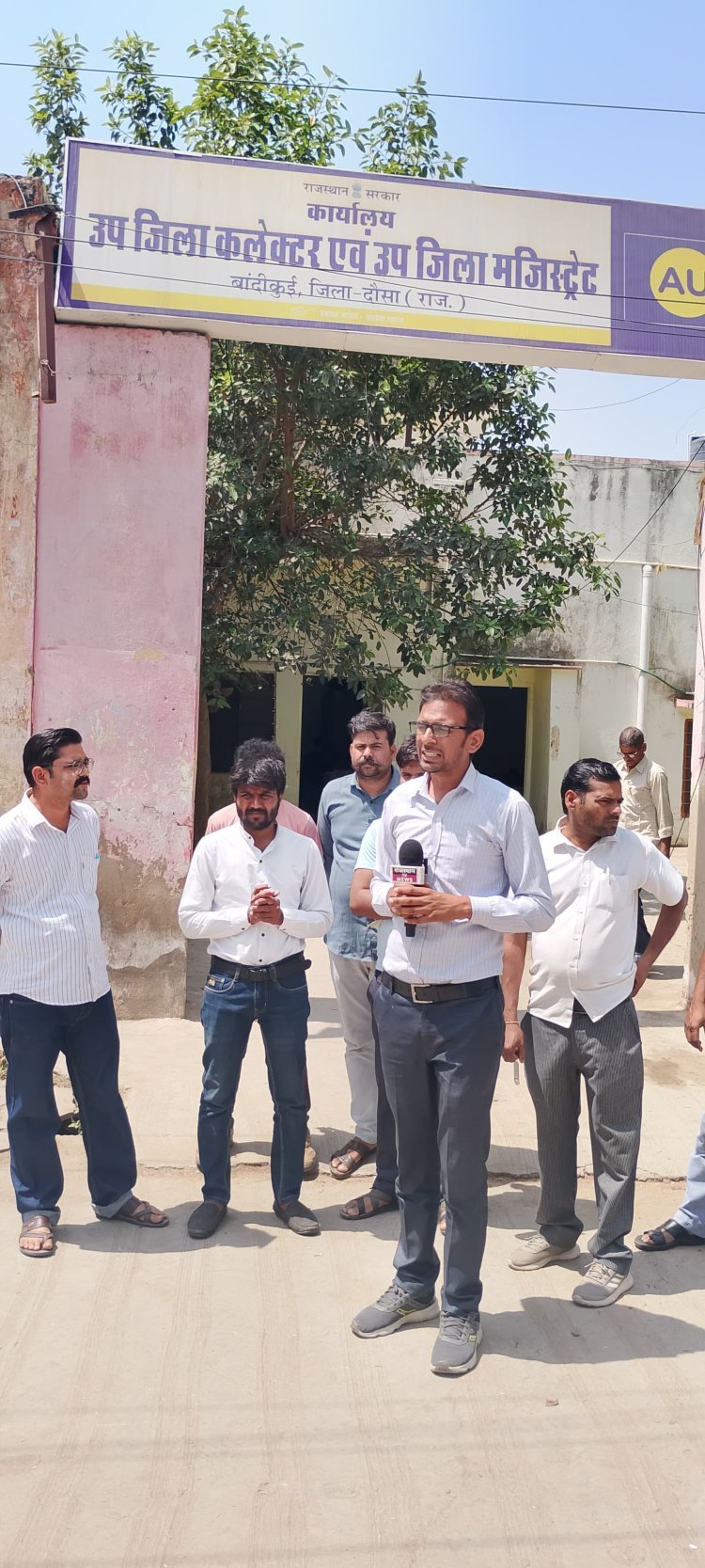 स्थानीय पत्रकारों ने एसडीएम को मुख्यमंत्री के नाम सौंपा ज्ञापन