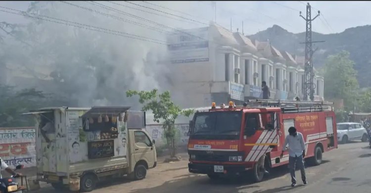 कलेक्ट्रेट के पास लगी आग     