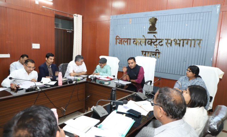 संवेदनशीलता के साथ टीम भावना रखकर कार्य कर आमजन को राहत प्रदान करें - जिला कलक्टर* 