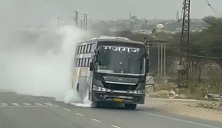 बस में लगी आग 