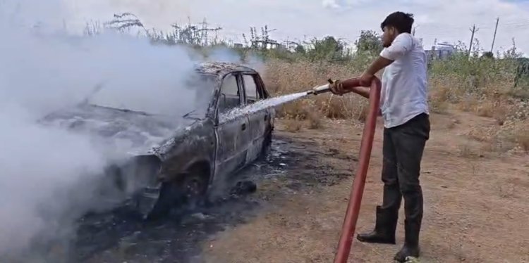 पेट्रोल पंप के सामने खडी कार में जिंदा जला व्यापारी   