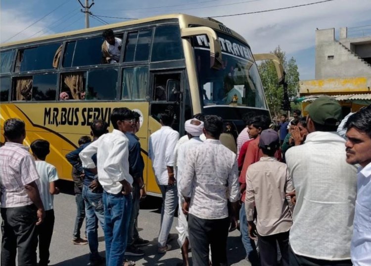 बागोड़ा में एमआर बस हादसे के बाद ग्रामीणों ने किया प्रदर्शन
