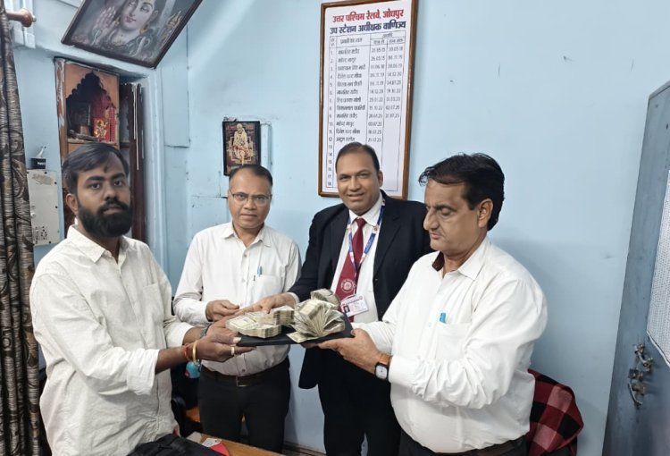 टीटीई ने दिखाई ईमानदारी 2.42 लाख रुपए नकद व लैपटॉप यात्री को लौटाया*