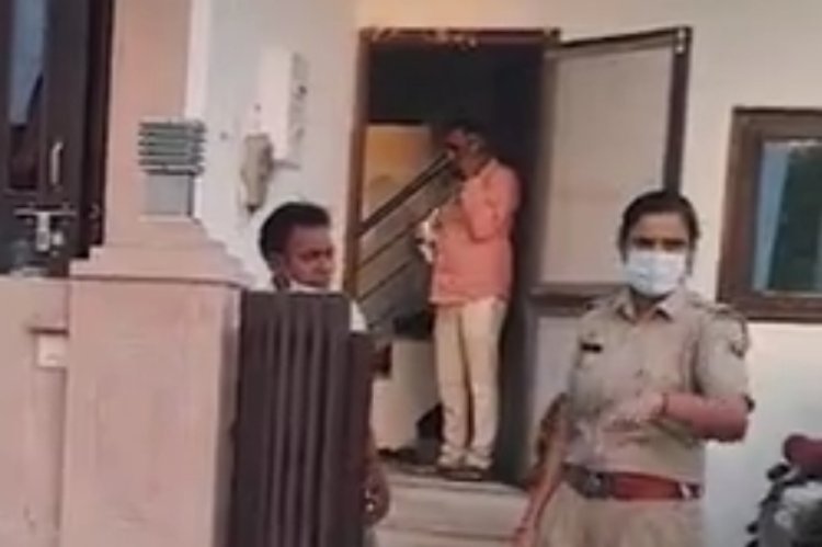 एक ही घर में मां और दो बेटों के मिले शव