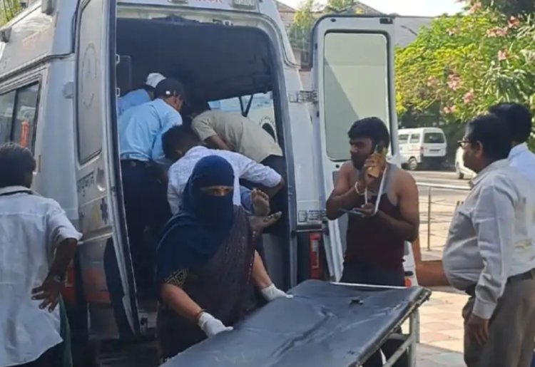 पिकअप पलटने से आठ घायल                 