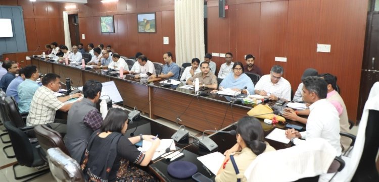 जिला प्रभारी सचिव पी रमेश ने ली समीक्षा बैठक, समयबद्ध एवं प्रभावी क्रियान्वयन के दिए निर्देश’