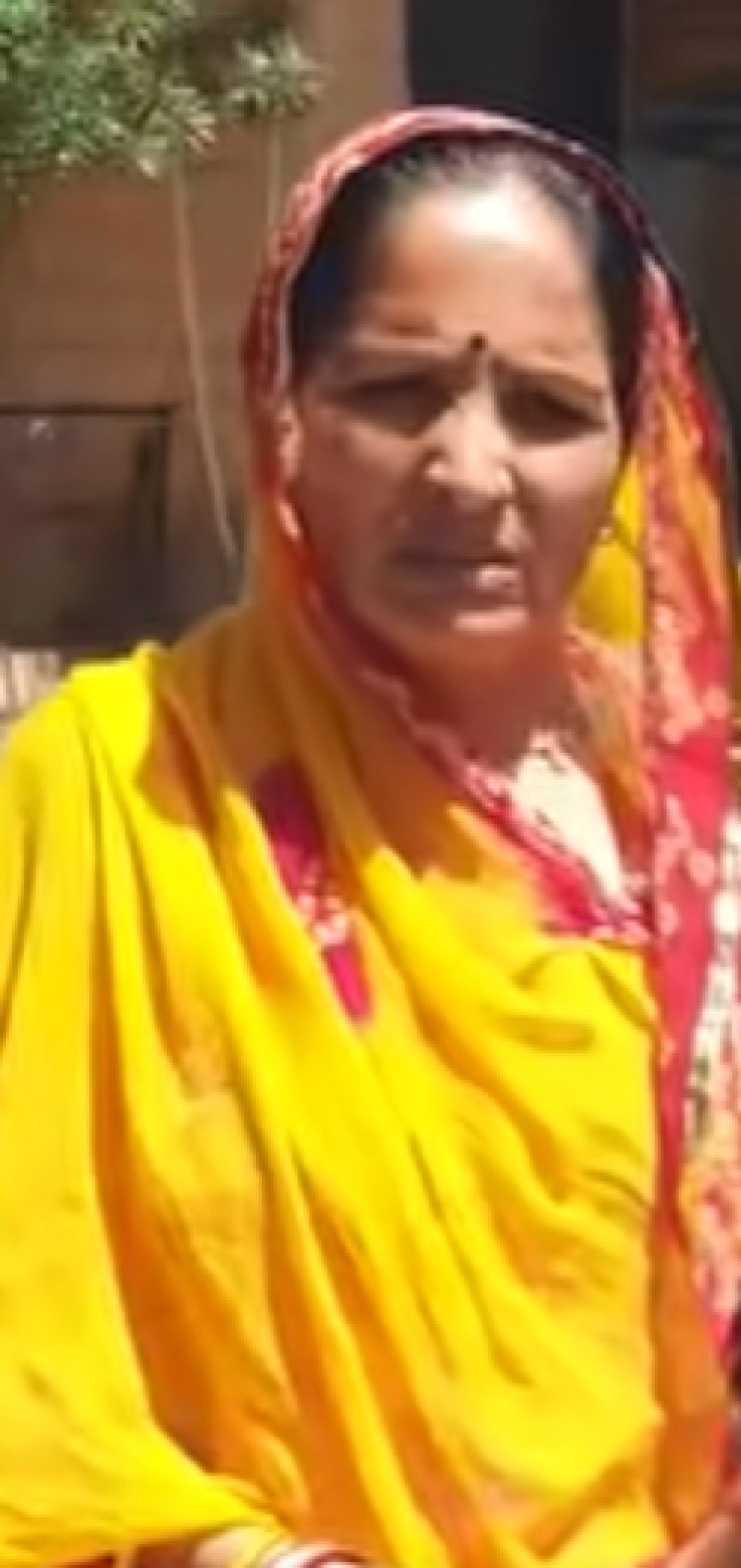 सुरसागर थाने में नोटिस तामिल न होने सें महिला का धरना         