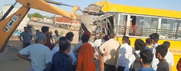 ट्रक ने स्कूल बस को मारी टक्कर 4 बच्चे गंभीर घायल 