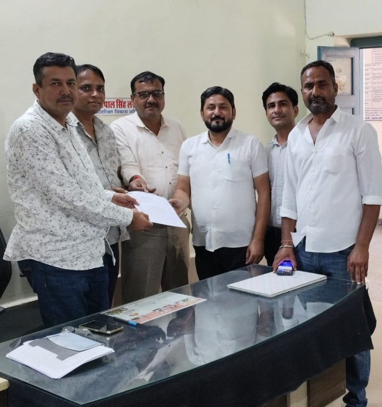 नरेगा कार्मिकों द्वारा मुख्यमंत्री के नाम सौंपा ज्ञापन 