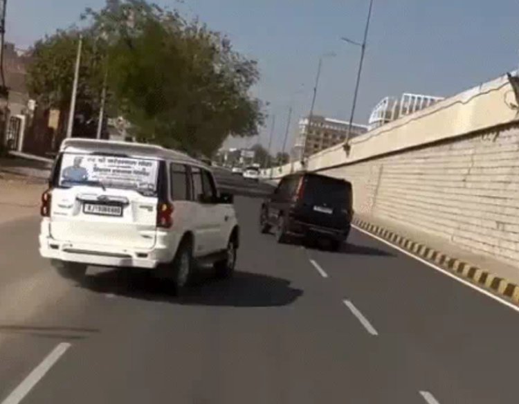 बीच सड़क पर कारों से स्टंट 