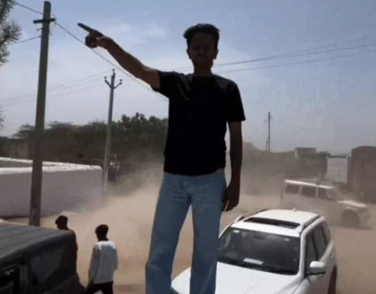 बीच सड़क पर कारों से स्टंट 