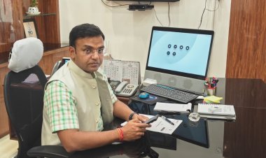 प्रमुख जनगणना अधिकारी व कलेक्टर ने व अन्य अधिकारियों ने भरा स्व-गणना