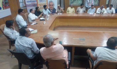 नगर निगम अधिकारियों व व्यापारियों की हुई बैठक