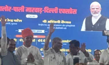 रेल मंत्री वैष्णव ने भुज दिल्ली एक्सप्रेस रेल को हरी झंड़ी दिखाकर किया रवाना