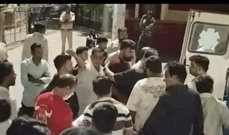 टेम्पो ट्रैवलर खड़े ट्रोले में जा घुसी एक की मौत 12 घायल