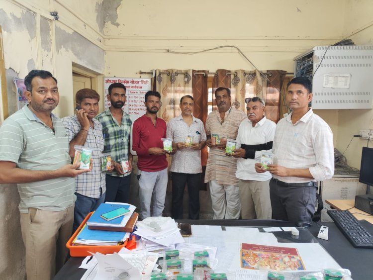 फिल्ड वर्कर्स तकनीकी कर्मचारियों मजदूरों श्रमिकों को इम्यूनिटी एनर्जी बुस्टर 100 कीट वितरित 