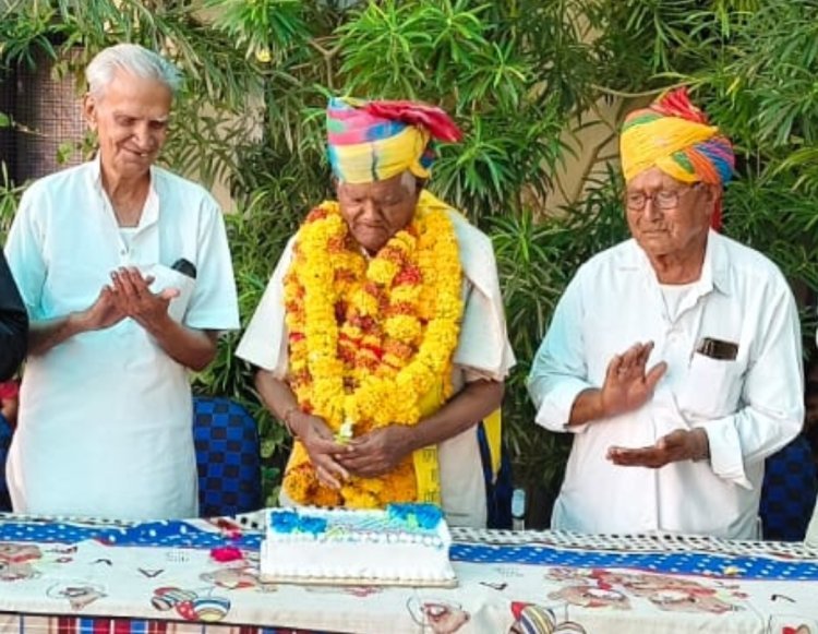 समाजसेवी विजयसिंह चौहान के 87वें जन्मदिन पर नागरिकों ने किया भावभीना अभिनंदन 