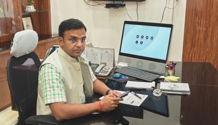 प्रमुख जनगणना अधिकारी व कलेक्टर ने व अन्य अधिकारियों ने भरा स्व-गणना
