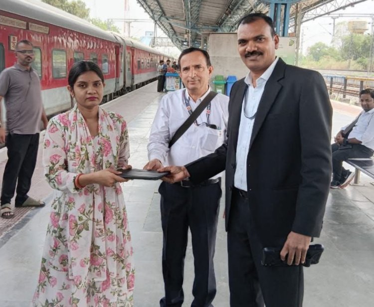 महिला यात्री को वापस मिला ₹1.5 लाख का एप्पल टैबलेट*