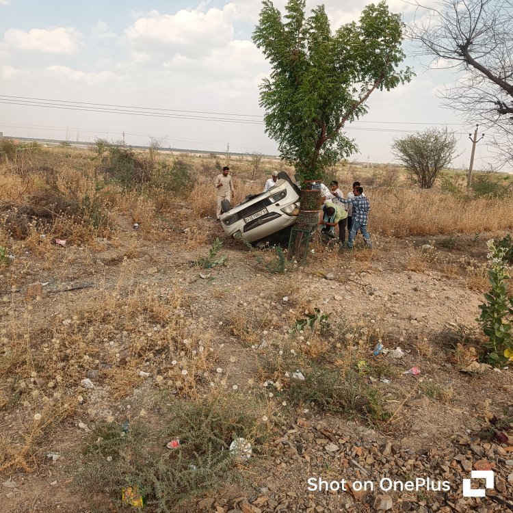 कार मारी पलटी मामूली लगी चोटे