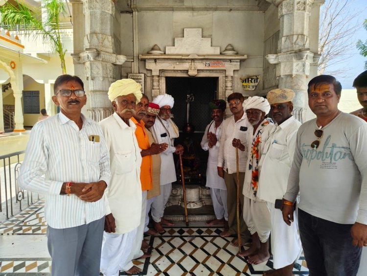 शिवराजपुर महादेव मंदिर की वर्षगांठ मनाई प्राकृतिक भू शिवलिंग अमर पर ध्वजा चढ़ाई