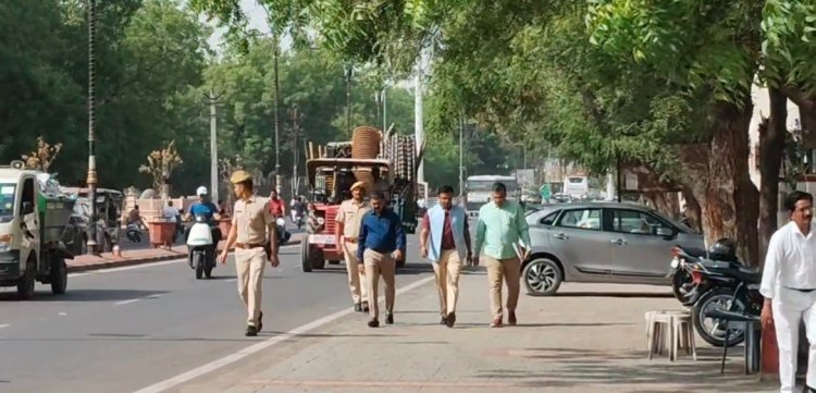 जिला कलक्टर घर से पैदल ही आफिस आये ईधन बचाने का दिया संदेश’