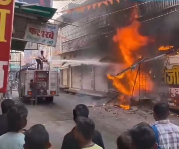 शॉर्ट सर्किट से लगी शू स्टोर में आग   कड़ी मेहनत के बाद दमकल कर्मियों ने पाया आग पर काबू 