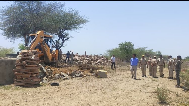 सिवायचक भूमि पर निर्माणाधीन मकान दीवार पर कार्यवाही कर करीब 3 बीघा भूमि अतिक्रमण मुक्त की