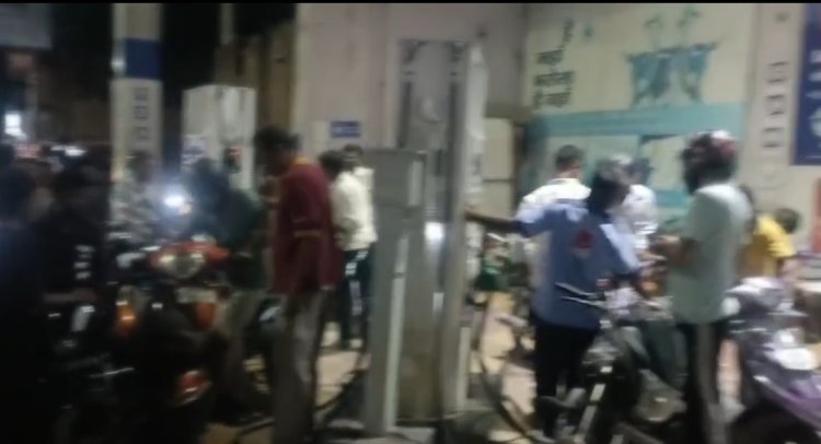 जोधपुर में पेट्रोल पंपों पर उमड़ी भीड़, डीजल-पेट्रोल के लिए लगी लंबी कतारें*