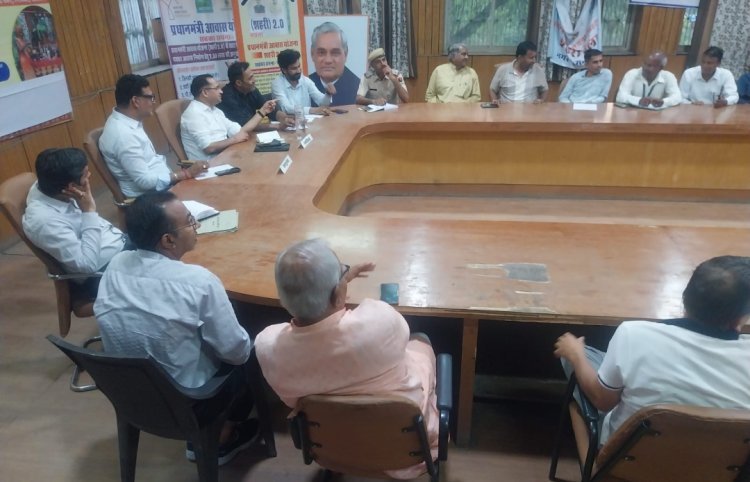 नगर निगम अधिकारियों व व्यापारियों की हुई बैठक