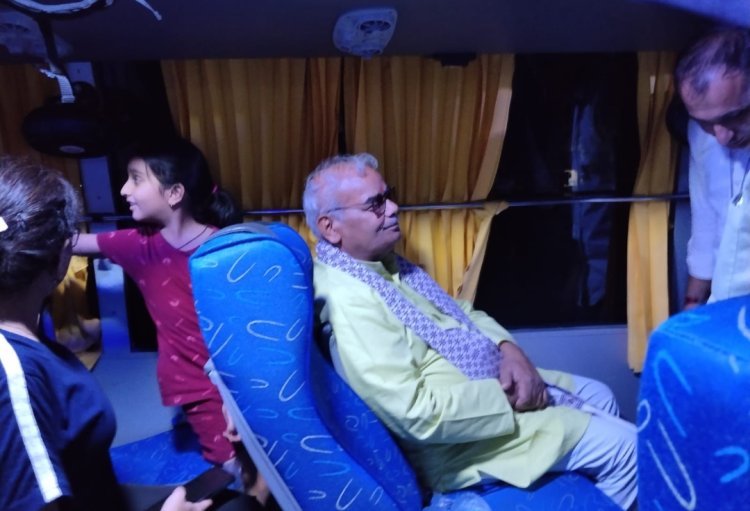 मंन्त्री दिलावर ने बस का टिकट लेकर प्रस्थान किया
