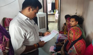 ईंधन बचत का संदेश जिला कलक्टर सहित अधिकारी बस से पहुंचे रात्रि चौपाल में