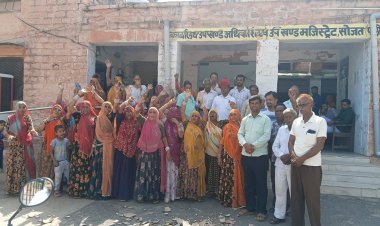 जलदाय विभाग के खिलाफ फूटा गुस्सा   महिलाओं ने किया उपखंड कार्यालय पर उग्र प्रदर्शन फोड़े मटके