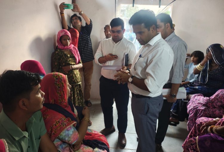 ईंधन बचत का संदेश जिला कलक्टर सहित अधिकारी बस से पहुंचे रात्रि चौपाल में