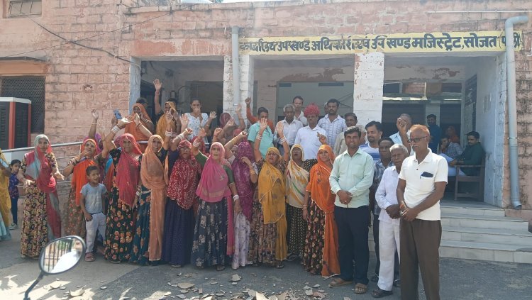 जलदाय विभाग के खिलाफ फूटा गुस्सा   महिलाओं ने किया उपखंड कार्यालय पर उग्र प्रदर्शन फोड़े मटके
