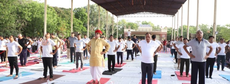 जिला स्तरीय कार्यक्रम लाखोटिया उद्यान में हजारों शहरवासियों ने किया योग*