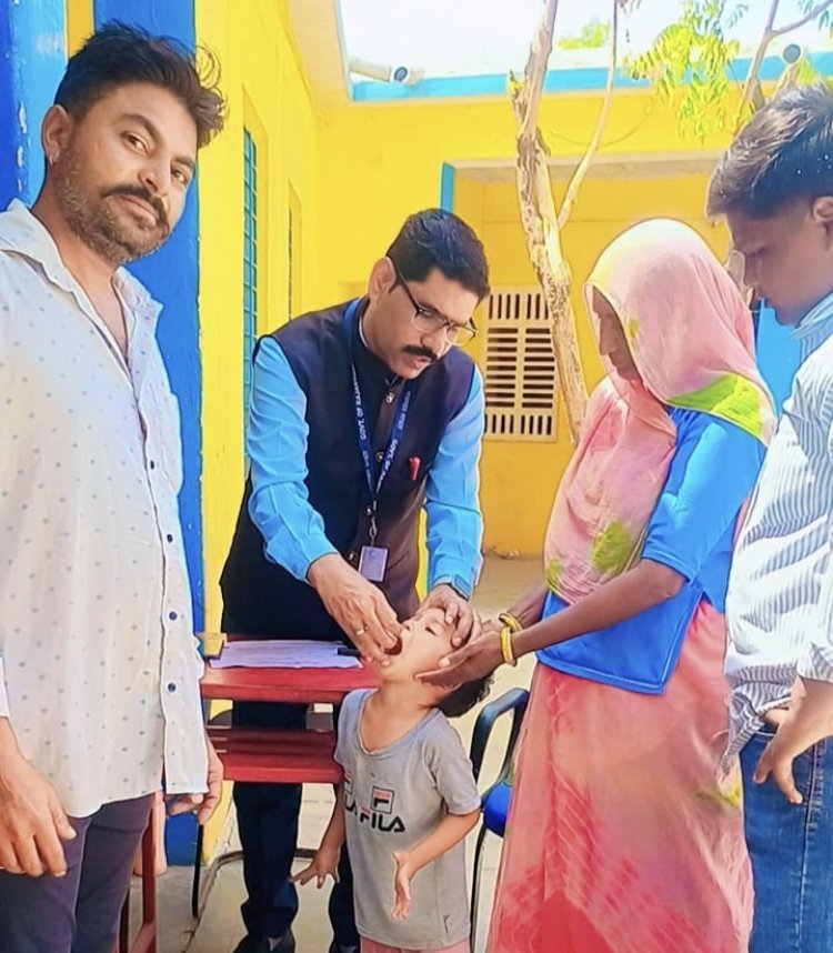 पल्स पोलियो टीकाकरण अभियान के तहत बच्चों को पिलाई पोलियो की दवाई