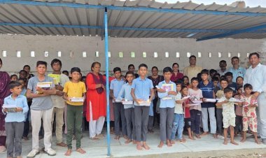 गोदेलाव विद्यालय में चिकित्सक दम्पति द्वारा विद्यार्थियों को स्टेशनरी वितरित