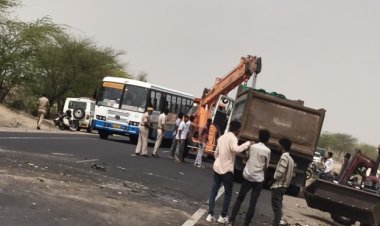 डंपर  रोडवेज बस में टक्कर         