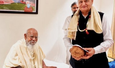 पूर्व सीएम गहलोत ने अहमदाबाद में जैनाचार्य पद्म सागरजी से की मुलाकात
