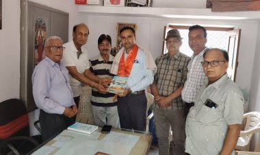 बैंक मैनेजर ने पेंशनर्स से साझा किए विचार, डिजिटल सुरक्षा पर दिया जोर