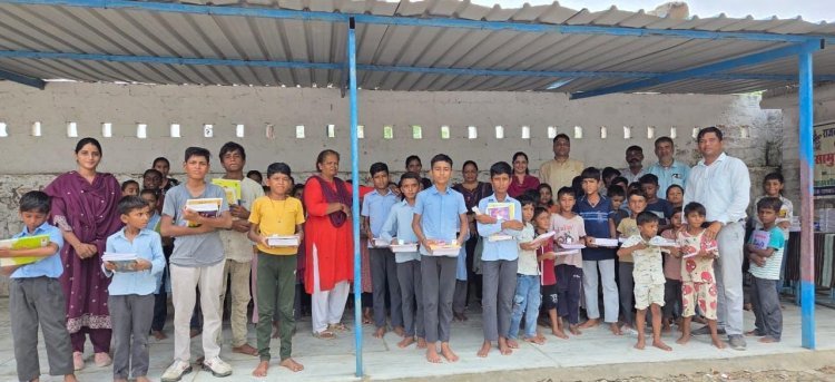 गोदेलाव विद्यालय में चिकित्सक दम्पति द्वारा विद्यार्थियों को स्टेशनरी वितरित