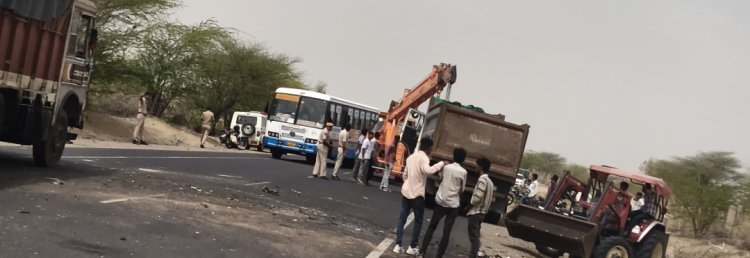डंपर  रोडवेज बस में टक्कर         