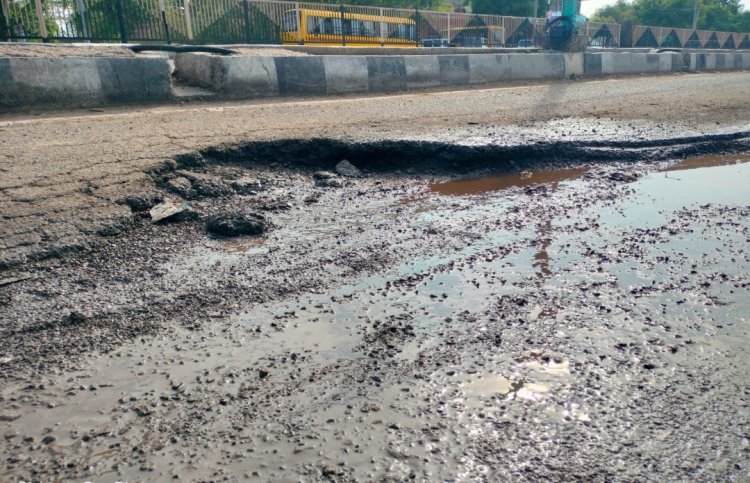 धवा बस स्टैंड की सर्विस रोड 2 साल से बदहाल*  
