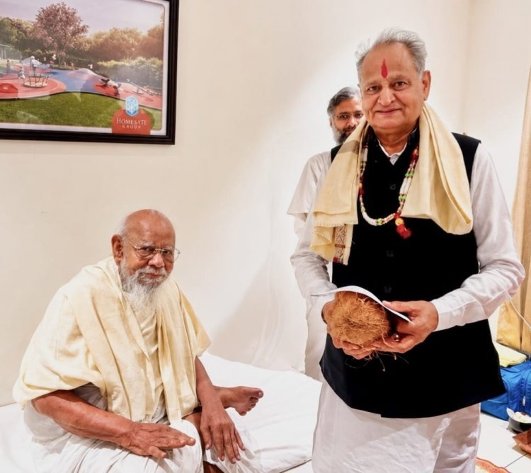 पूर्व सीएम गहलोत ने अहमदाबाद में जैनाचार्य पद्म सागरजी से की मुलाकात