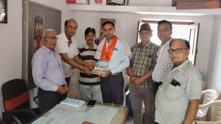 बैंक मैनेजर ने पेंशनर्स से साझा किए विचार, डिजिटल सुरक्षा पर दिया जोर