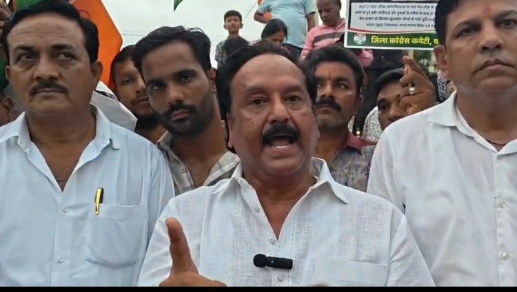 कांग्रेस ने  विजय मार्च निकाल कर  की आतिशबाजी         