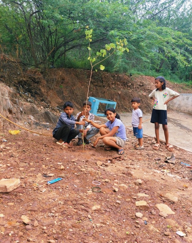 नन्हे मुन्ने बच्चों ने दिया पर्यावरण का संदेश  लगाया एक पौधा मां के नाम